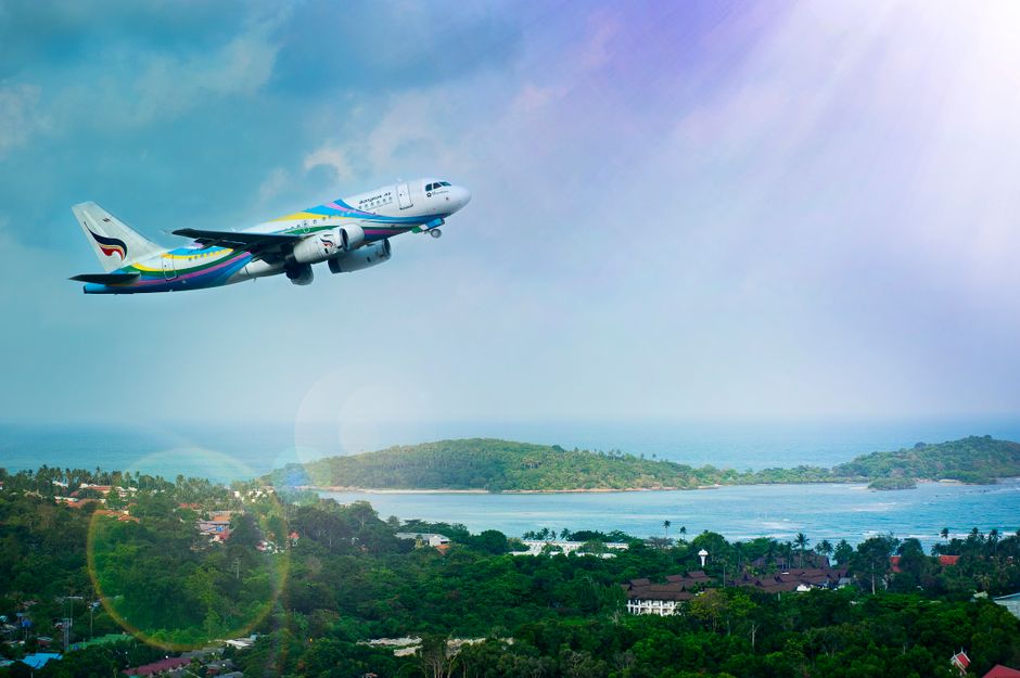 Avion iznad tropskog otoka